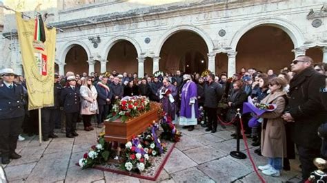 Petralia Soprana La Chiesa Madre Stracolma Per Lultimo Saluto All