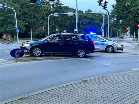 Policja szuka kierowcy passata który w trakcie pościgu porzucił