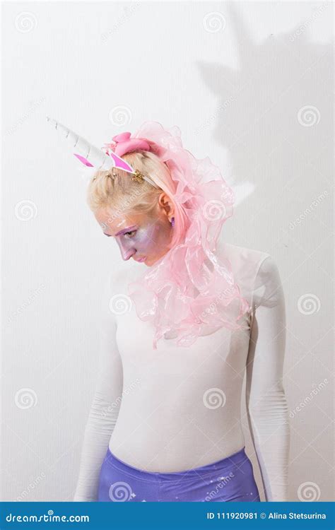 Licorne Sexy Mignonne Rose De Fille Sur Le Fond Blanc Fin De Jeune