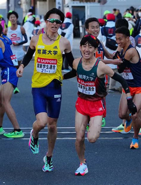 ＜第99回箱根駅伝・往路 鶴見中継所＞2区の麗沢大・工藤（右）にたすきをつなぐ関東学生連合の1区で育英大・新田（撮影・木村 揚輔