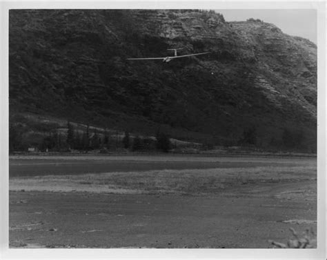 Glider landing at Dillingham Field, Mokuleia, Oahu. Dillingham, North ...