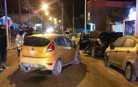 Borracho Choco Dos Veh Culos Estacionados Termino Detenido En Ushuaia