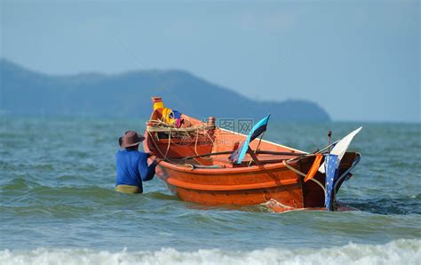 渔民乘船出海高清图片下载 正版图片320000971 摄图网