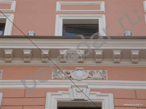 Небольшой карниз над окнами или дверью на фасаде здания 87 фото