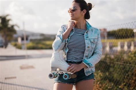 Gafas De Sol Que Llevan De Moda De La Mujer Joven Que Sostienen El