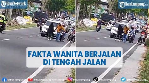 Wanita Yang Berjalan Santai Di Tengah Jalan Diduga Ngambek Dengan Pacar