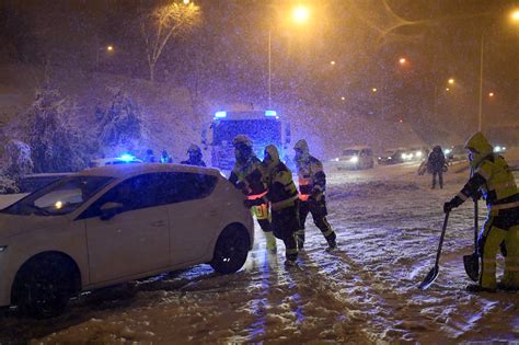 Temp Te De Neige En Espagne Trois Personnes D C D Es