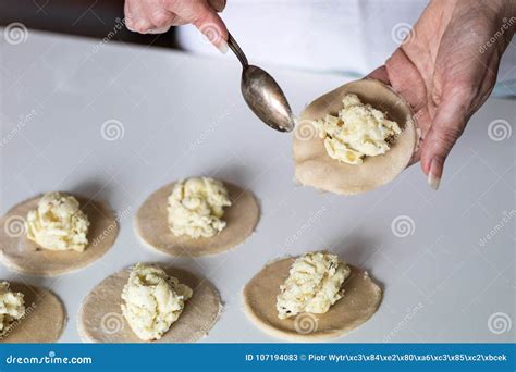 Bolinhas De Massa Saborosos Enchimento Da Batata Fazendo Bolinhas