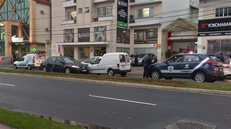 Carro Invade Contram O E Causa Acidente Na Rua Humberto De Campos Em