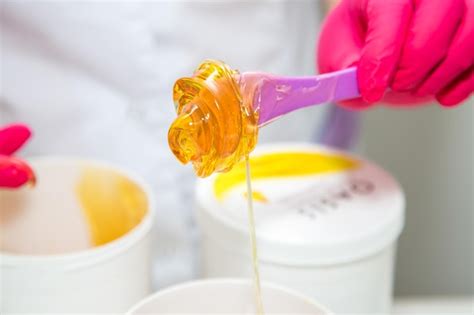 Depilação Na Cera Quente - Depilação com cera quente na tigela para procedimento de depilação de ...