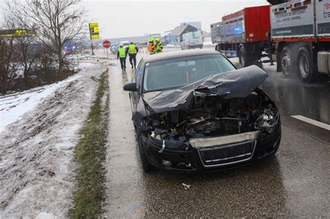 Audi Ausgelaufen Auffahrunfall Auf Der Wiener Stra E In Marchtrenk