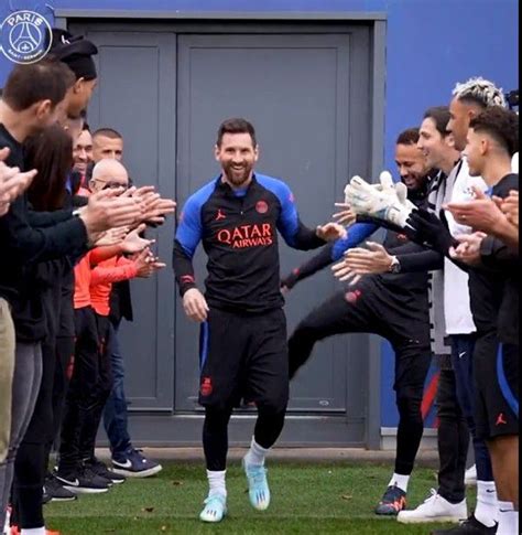 Messi Given Guard Of Honour By Psg Team Mates Sportdaylight