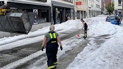 Winterartiger Einsatz in Reutlingen Schneepflüge räumen 30 Zentimeter