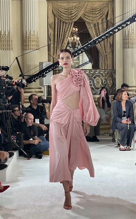 Carolina Herrera Se Inspira En Jard N Secreto Para Nueva Colecci N