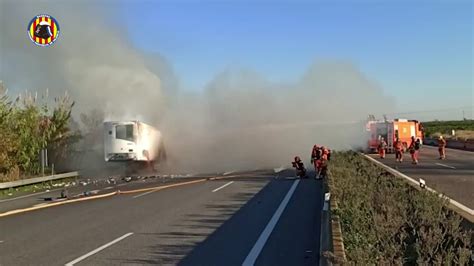 Incendio De Un Cami N Con Mercanc As Peligrosas En La A En Alberic