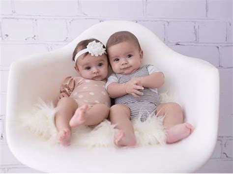 Pin By Isabel Luna On Bebes Tiernos Twin Baby Girls Cute Baby Twins