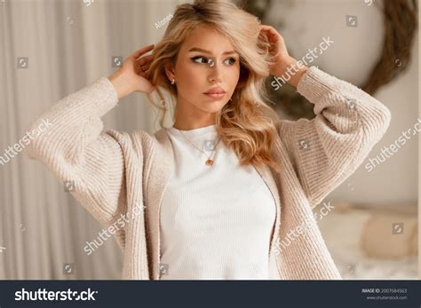 Pretty Blonde Lady Beautiful Face Hair Stock Photo 2007684563 Shutterstock