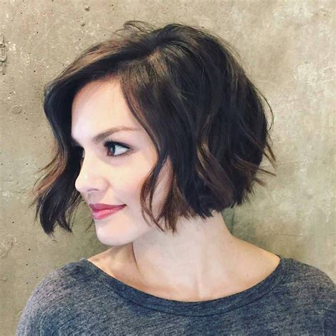 Carré plongeant dégradé on arrondit les angles Wavy bob haircuts