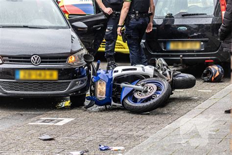 Motorrijder Hard Ten Val Na Parkeeractie Automobilist Korvelseweg In