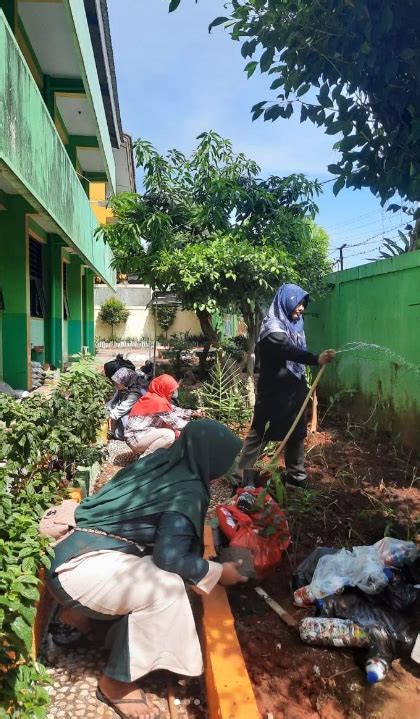 Tanam Pohon Dukung Sekolah Adiwiyata SDN Bambu Aspu 04 Jakarta Timur