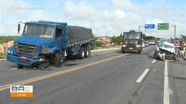 Bahia Meio Dia Salvador Batida Entre Dois Carros E Caminh O Deixa