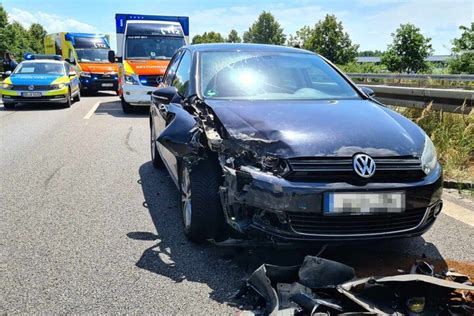 Unfall Auf B93 In Zwickau Vw Kracht Mit Toyota Zusammen