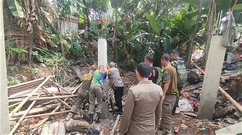 Tiang Kontruksi Bangunan Di Atas Saluran Irigasi Bersejarah Dibongkar