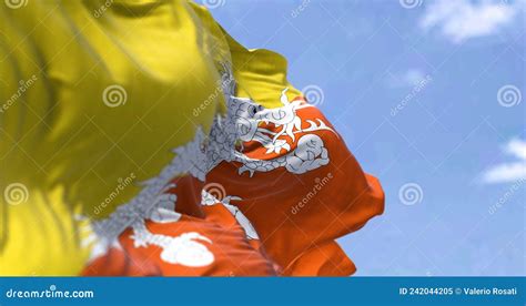 Detalle De La Bandera Nacional De Bhután Ondeando En El Viento En Un