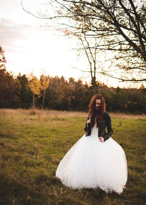 Свадебное платье с кожаной курткой - фото 2025 года