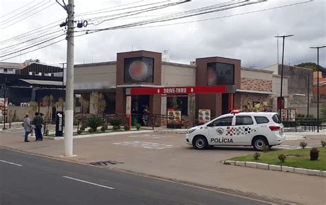 Policial militar é preso por atirar em homem em restaurante fast food