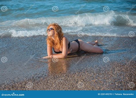 Europese Vrouw Op Het Strand Stock Foto Image Of Glamour Bikini