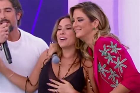 Gr Vida Patr Cia Abravanel Cai No Palco Do Teleton Rea Vip