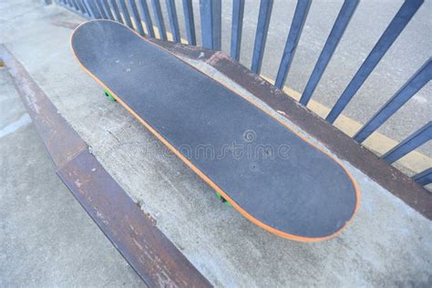 Skate Na Rampa Do Skatepark Pronta Para Montar Imagem De Stock Imagem