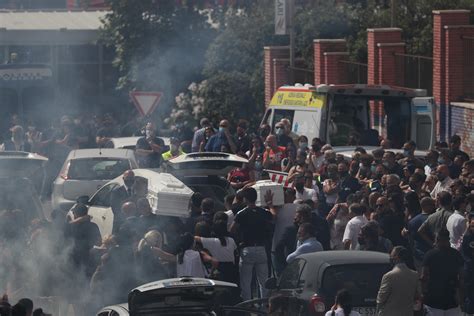 Funerali Fratellini Uccisi Ad Ardea Centinaia Di Palloncini Salutano