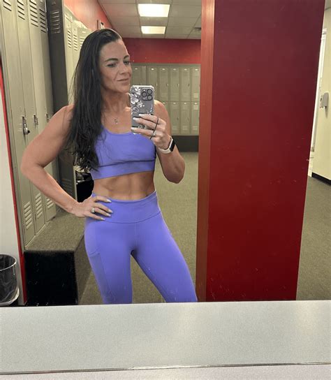 Glamgainz Has A Very Wet Pussy Under Her Leggings