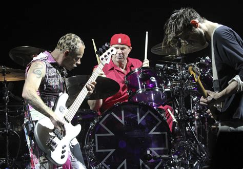 Red Hot Chili Peppers toca gratis en una escuela primaria Shows Telehit Música Telehit