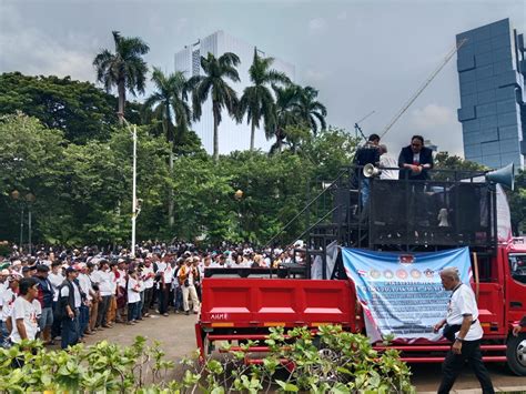 Ribuan Massa Gabungan Ormas Gelar Aksi Tolak Pemakzulan Jokowi