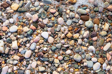 Um Close Up De Uma Praia Seixos Coloridos E Uma Faixa Preta E