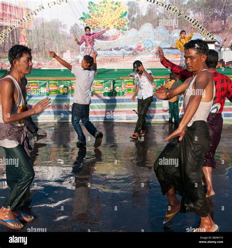 Traditional myanmar dance hi-res stock photography and images - Alamy