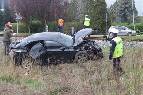 Wypadek pod Wrocławiem Zderzenie pociągu z samochodem W aucie kobieta