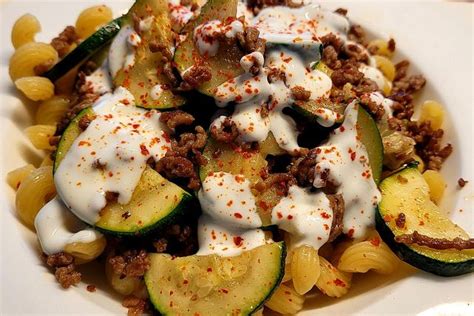 Hackfleisch Zucchini Pfanne Auf Nudeln Mit Knoblauch Und Joghurt Von