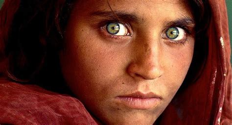 National Geographic La niña de los ojos verdes que fue portada luce