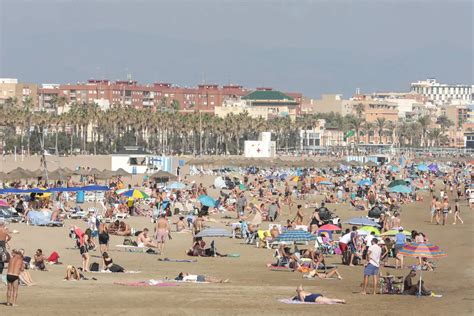 El Puente Del Pilar Y Las Altas Temperaturas Llenan Las Playas Y Las