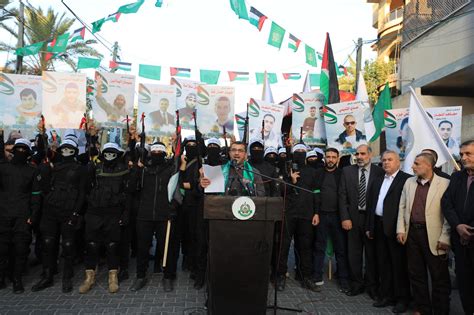 Hamas Fighters Wear ‘Lions Den’ Insignias in Gaza Parade - Palestine ...