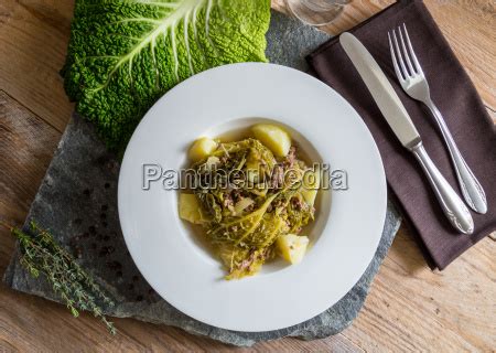 Wirsing Eintopf Mit Kartoffeln Und Hackfleisch Stockfoto 14170683