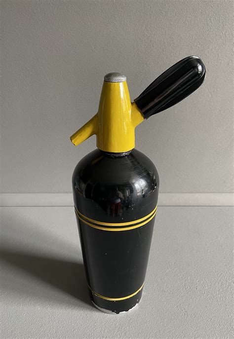 Soda Siphon Metall 1950er schwarz gelb lackiert originale Kapseln ...
