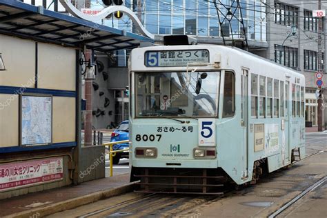 HOKKAIDO JAPÓN 14 DE ABRIL DE 2016 Tranvía vintage de la ciudad de