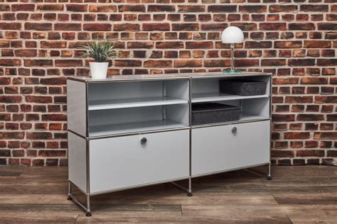 USM Haller Sideboard auf Sockel mit Klappen und Zwischenböden lichtgrau