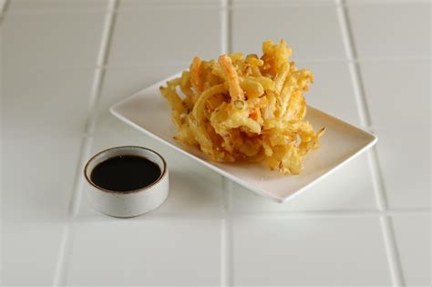 Kakiage Tempura Verduras Fritas Servidas En Plato Blanco Foto Premium