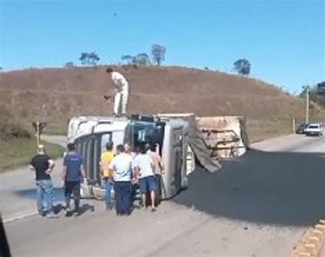 Agora carreta tomba espalha minério interdita BR 040 e deixa um ferido